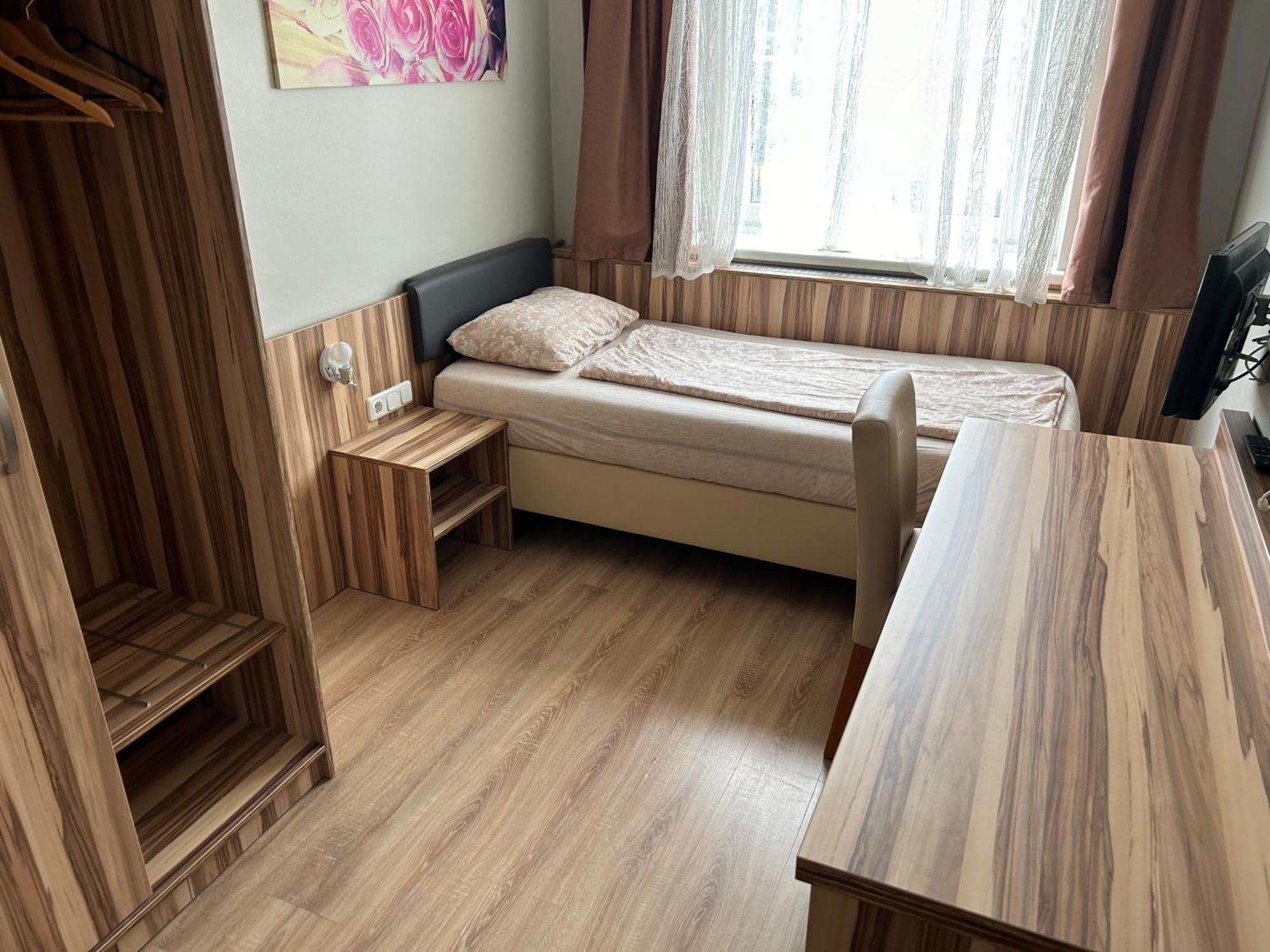 "Am Limes" Hotel เอนส์ ภายนอก รูปภาพ