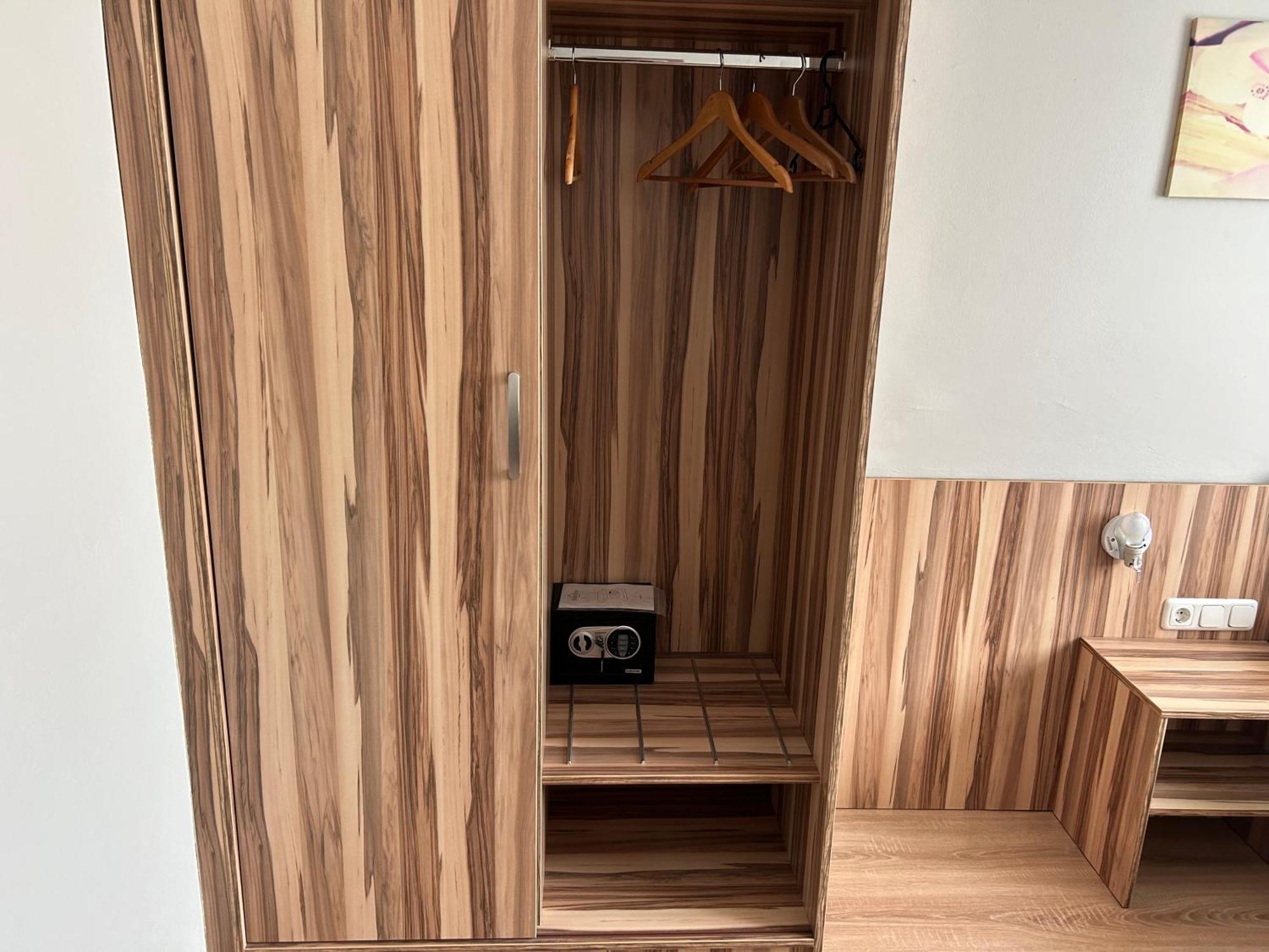 "Am Limes" Hotel เอนส์ ภายนอก รูปภาพ
