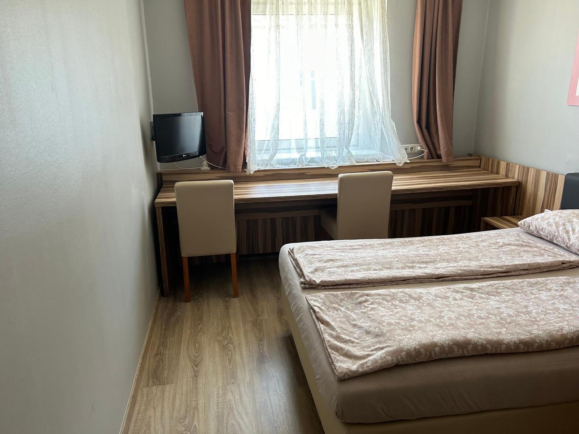 "Am Limes" Hotel เอนส์ ภายนอก รูปภาพ